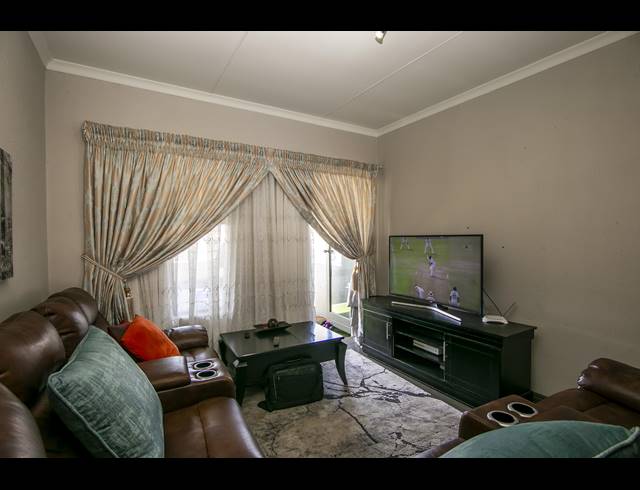 2 BEDROOM APARTMENT TO LET IN HONEYDEW GROVE